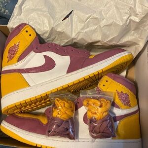Jordan 1s brotherhood edition size 12, comes with 2 different color way laces.